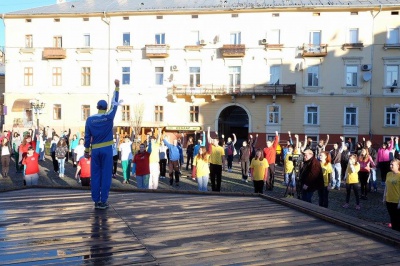 Сотні чернівчан провели ранкову зарядку заради благодійності (ФОТО)