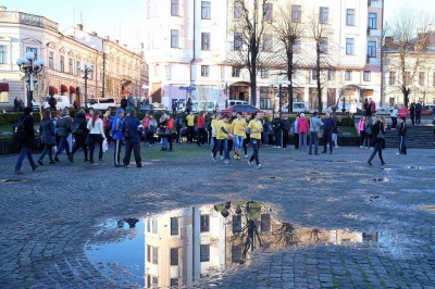 Сотні чернівчан провели ранкову зарядку заради благодійності (ФОТО)