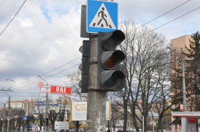 Світлофор, через який збили жінку в Чернівцях, знову не працює (ФОТО)