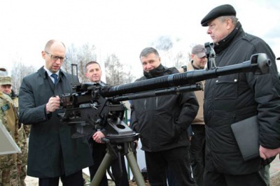 Порошенко та Яценюк оглянули нову військову техніку