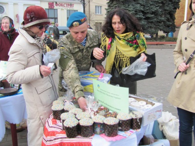 На "Писанковій Україні" збирали гроші та подарунки для військових (ФОТО)