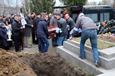 Чернівчани попрощалися зі спортивним коментатором Сергієм Панасюком (ФОТО)