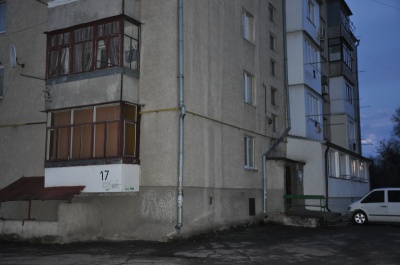 П'ятиповерхівку у Чернівцях, в якій півроку жили без світла, підключили після публікацій у пресі