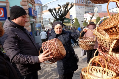 Продавці великодніх кошиків у Чернівцях скаржаться на погану торгівлю