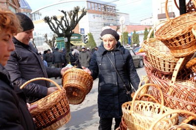 Продавці великодніх кошиків у Чернівцях скаржаться на погану торгівлю