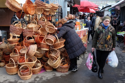 Продавці великодніх кошиків у Чернівцях скаржаться на погану торгівлю