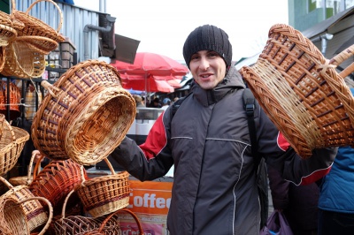 Продавці великодніх кошиків у Чернівцях скаржаться на погану торгівлю