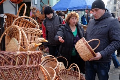 Продавці великодніх кошиків у Чернівцях скаржаться на погану торгівлю