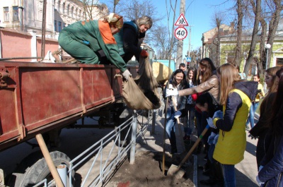 Мер Чернівців з моделями садив дерева (ФОТО)