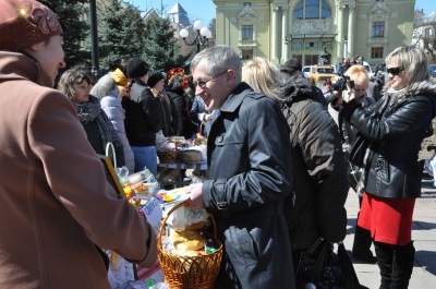 У Чернівцях продавали великодні вироби, щоб допомогти солдатам (ФОТО)