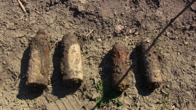 Буковинець у своєму городі знайшов чотири снаряда часів Першої світової війни