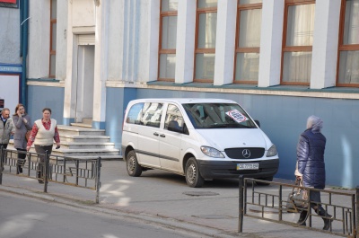 Чернівецькі студенти "маркували" неправильно припарковані авто (ФОТО)