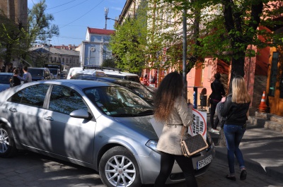 Чернівецькі студенти "маркували" неправильно припарковані авто (ФОТО)