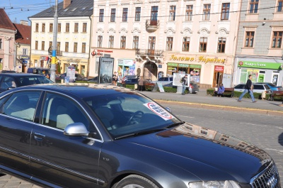 Чернівецькі студенти "маркували" неправильно припарковані авто (ФОТО)