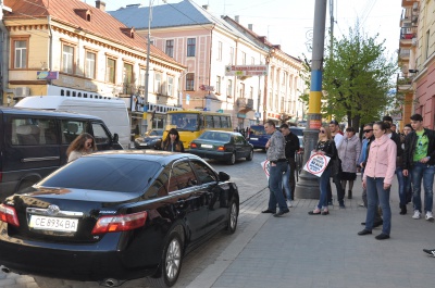 Чернівецькі студенти "маркували" неправильно припарковані авто (ФОТО)