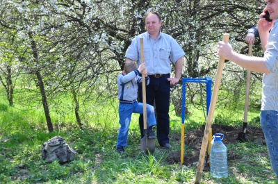 У парку "Жовтневий" висадили 36 дубів на честь загиблих в АТО (ФОТО)