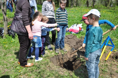 У парку "Жовтневий" висадили 36 дубів на честь загиблих в АТО (ФОТО)