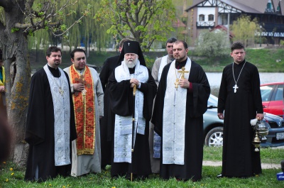 У парку "Жовтневий" висадили 36 дубів на честь загиблих в АТО (ФОТО)