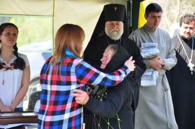 У парку "Жовтневий" висадили 36 дубів на честь загиблих в АТО (ФОТО)