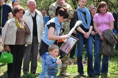 У парку "Жовтневий" висадили 36 дубів на честь загиблих в АТО (ФОТО)