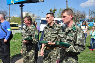 У парку "Жовтневий" висадили 36 дубів на честь загиблих в АТО (ФОТО)