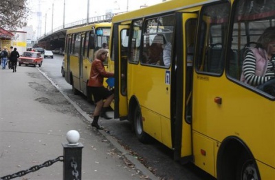 Водія маршрутки у Чернівцях за матюки відсторонили від роботи