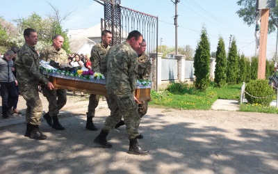 На Буковині прощаються з військовим, який помер у госпіталі (ФОТО)