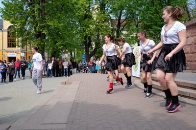 Молоді чернівчани влаштували "руханку" в центрі міста (ФОТО)