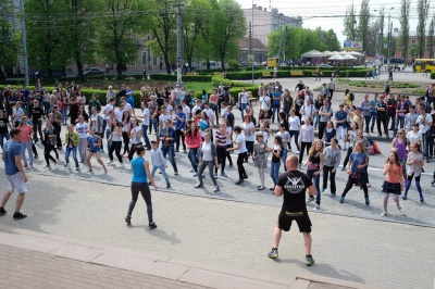 Молоді чернівчани влаштували "руханку" в центрі міста (ФОТО)