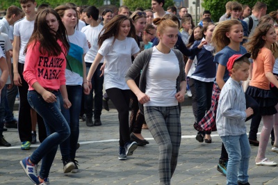 Молоді чернівчани влаштували "руханку" в центрі міста (ФОТО)