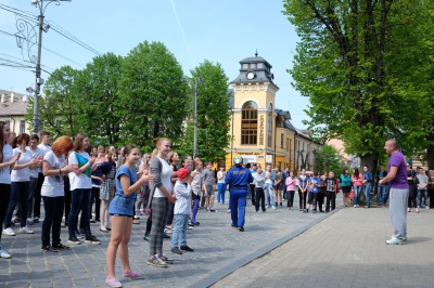 Молоді чернівчани влаштували "руханку" в центрі міста (ФОТО)