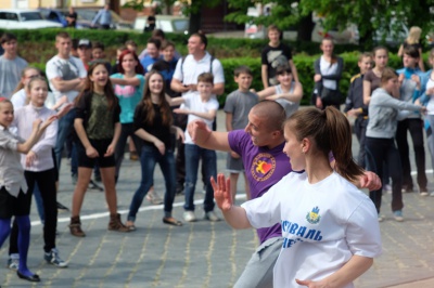 Молоді чернівчани влаштували "руханку" в центрі міста (ФОТО)