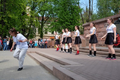 Молоді чернівчани влаштували "руханку" в центрі міста (ФОТО)