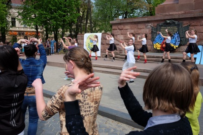 Молоді чернівчани влаштували "руханку" в центрі міста (ФОТО)