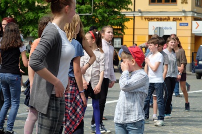 Молоді чернівчани влаштували "руханку" в центрі міста (ФОТО)