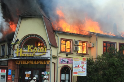 Жахлива пожежа в Сокирянах знищила торговий центр екс-керівника РДА (ФОТО)