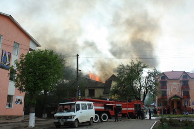 Жахлива пожежа в Сокирянах знищила торговий центр екс-керівника РДА (ФОТО)