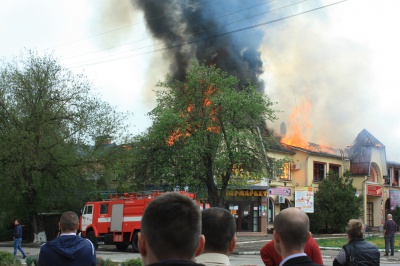 Жахлива пожежа в Сокирянах знищила торговий центр екс-керівника РДА (ФОТО)