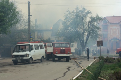 Жахлива пожежа в Сокирянах знищила торговий центр екс-керівника РДА (ФОТО)