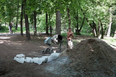 У парку Чернівців облаштовують бігову доріжку (ФОТО)