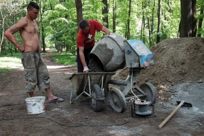 У парку Чернівців облаштовують бігову доріжку (ФОТО)