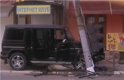 У Сторожинці позашляховик збив електроопору (ФОТО)