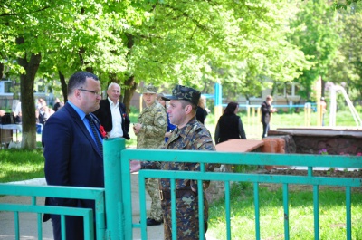 Мер Чернівців стріляв з гвинтівки у школі: у мішень не влучив (ФОТО)