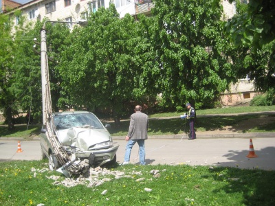 Жінка за кермом у Чернівцях розтрощила стовп, зігнувши його навпіл (ФОТО)