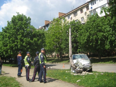 Жінка за кермом у Чернівцях розтрощила стовп, зігнувши його навпіл (ФОТО)