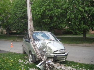 Жінка за кермом у Чернівцях розтрощила стовп, зігнувши його навпіл (ФОТО)