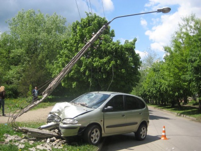 Жінка за кермом у Чернівцях розтрощила стовп, зігнувши його навпіл (ФОТО)