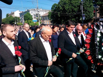 У Чернівцях вшанували воїнів-визволителів на Соборній площі (ФОТО)