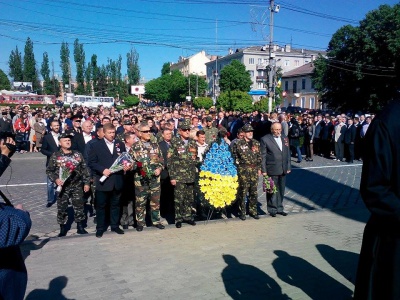 У Чернівцях вшанували воїнів-визволителів на Соборній площі (ФОТО)