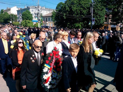 У Чернівцях вшанували воїнів-визволителів на Соборній площі (ФОТО)